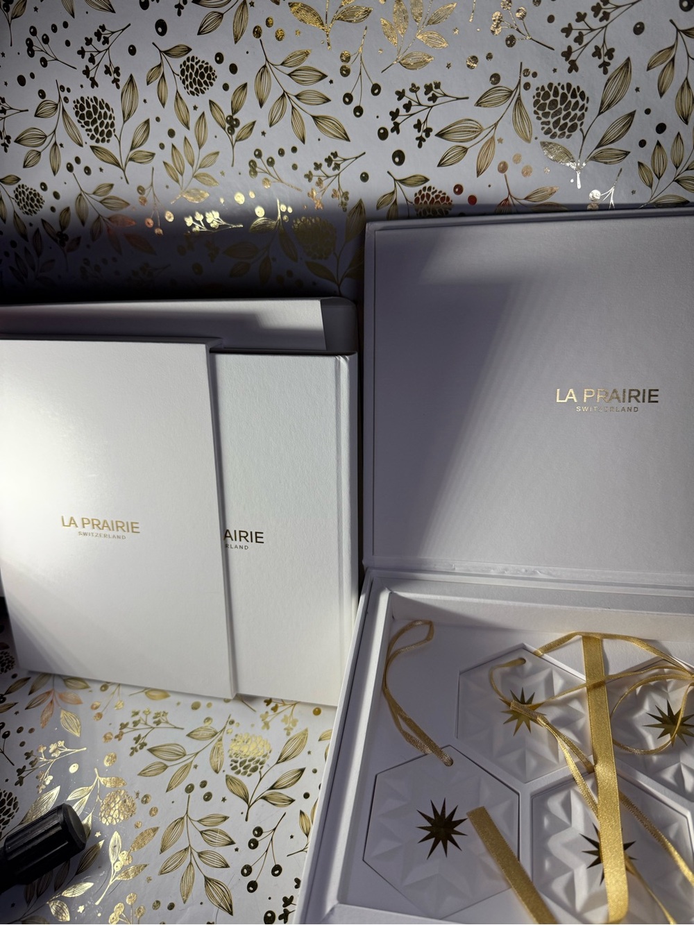 La Prairie White and Gold Holiday Gift Box Set with Star Ornaments
